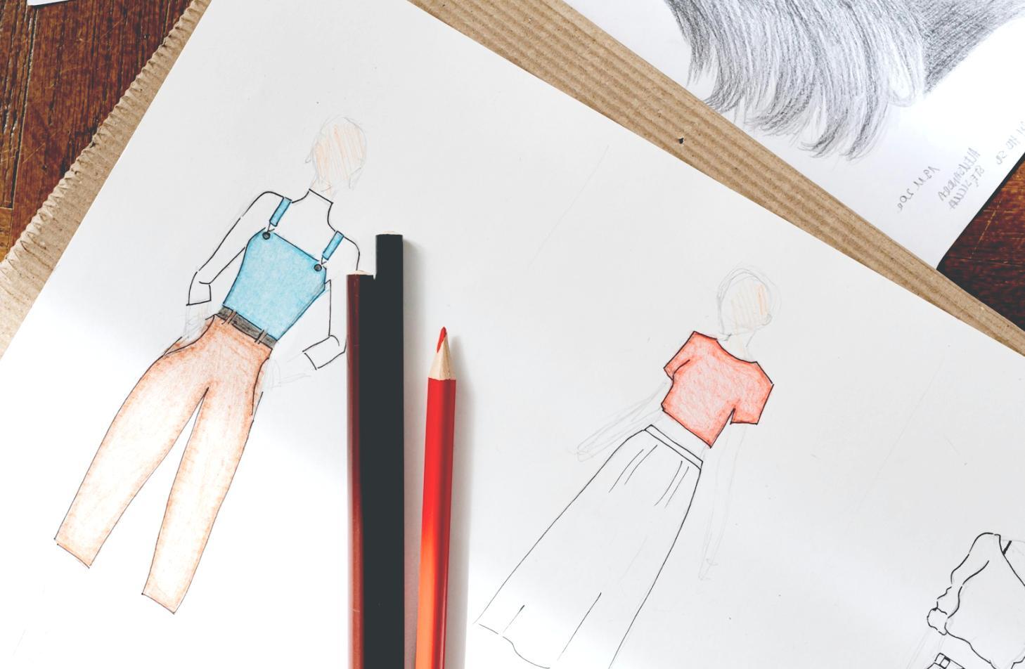 Kreative Skizzen und experimentelle Zeichenübungen auf großem Papierbogen