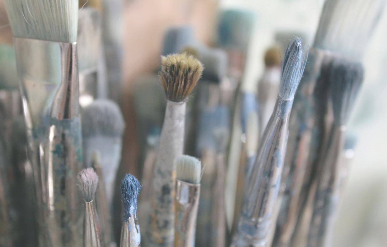 Skizzierwerkzeuge und Papier auf einem Arbeitstisch mit natürlichem Licht