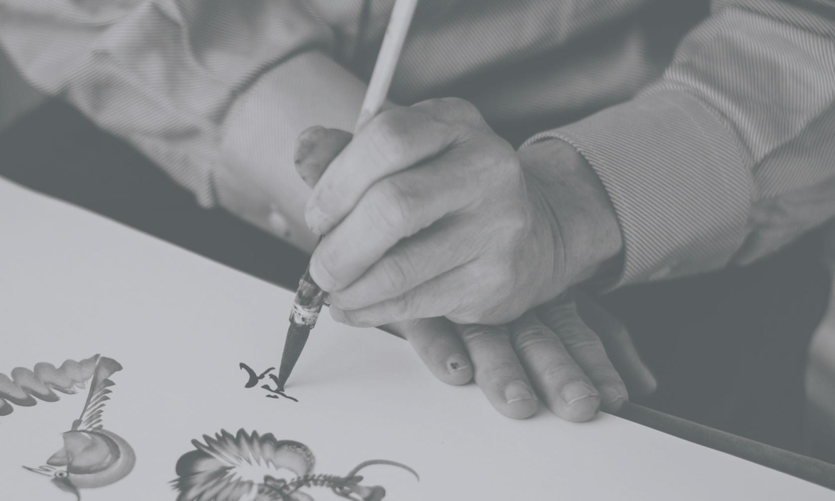 Arbeitsplatz eines Illustrators mit laufenden Skizzenprojekten und Materialien