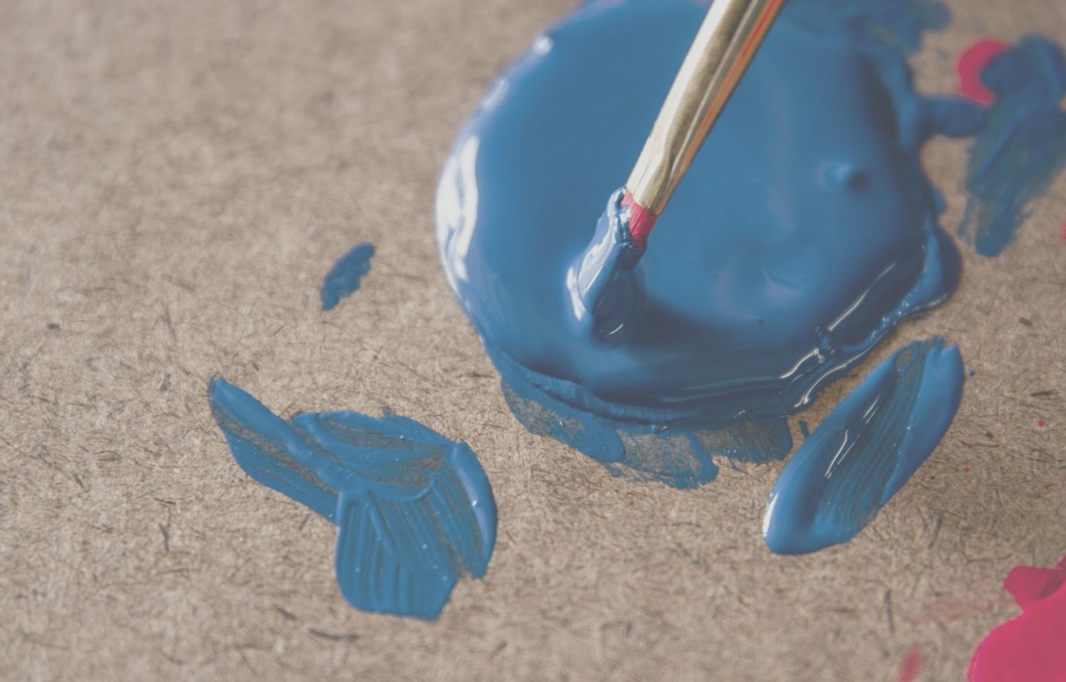 Detailaufnahme verschiedener Skizziertechniken auf Papier