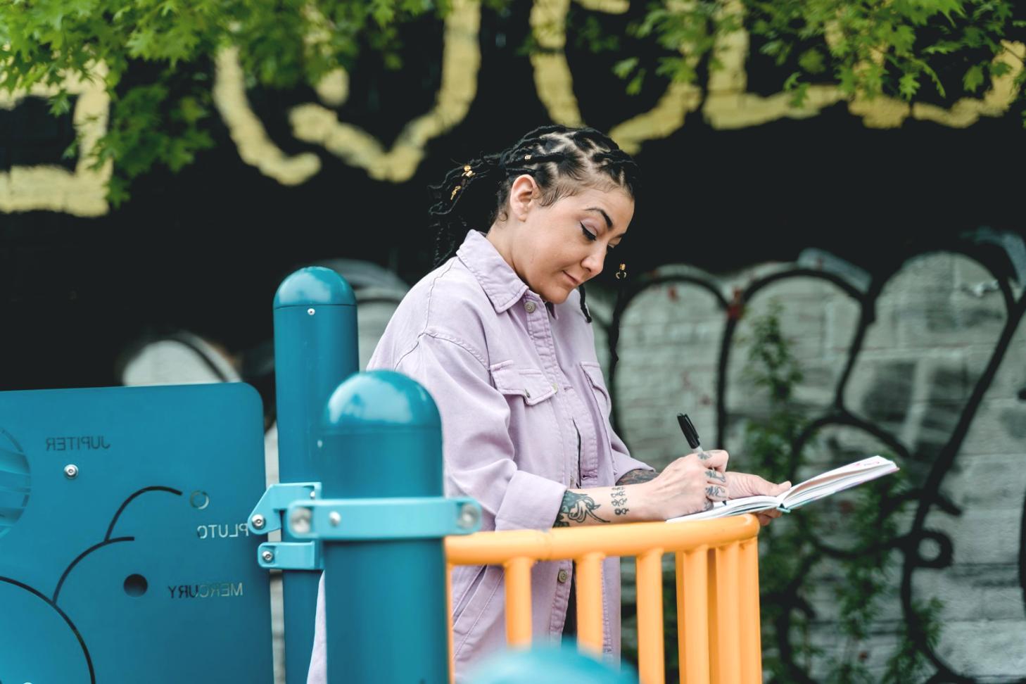 Detailaufnahme verschiedener Skizziertechniken in einem aufgeschlagenen Notizbuch