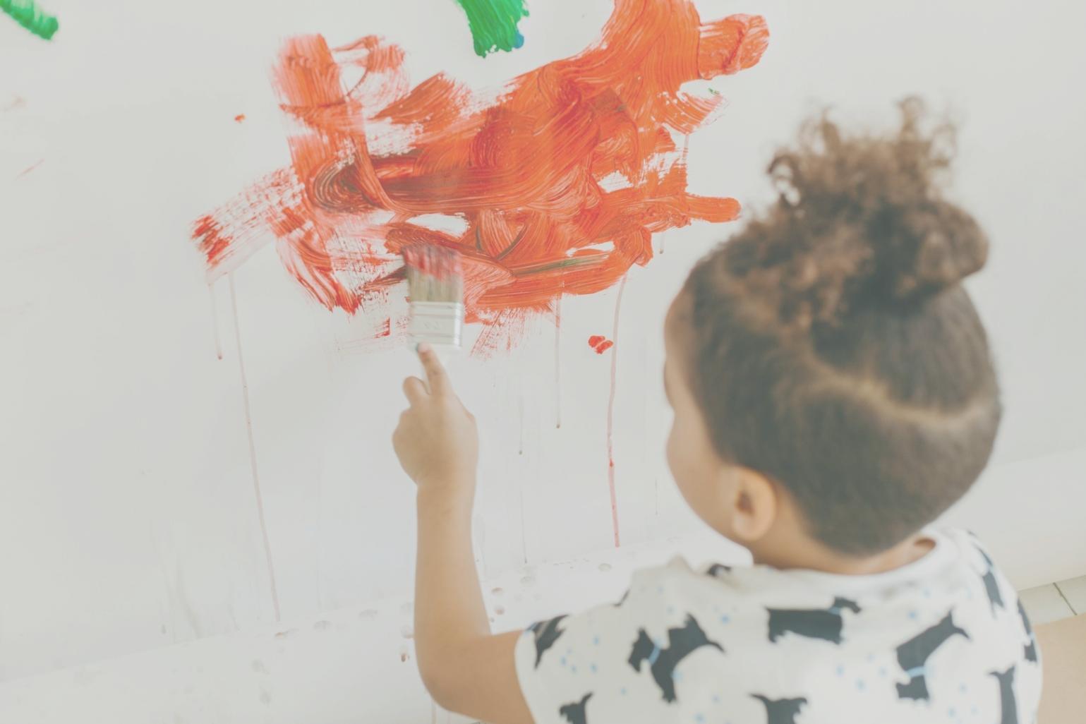 Skizzenbuch mit verschiedenen Zeichentechniken und Werkzeugen auf Holztisch