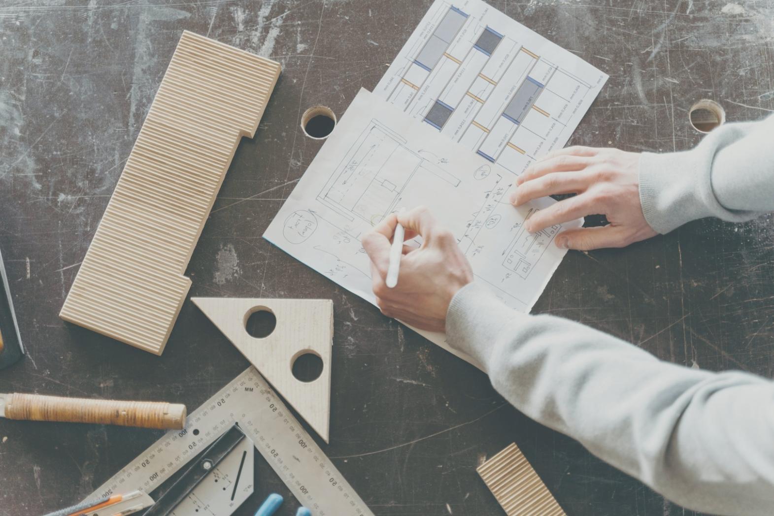 Skizzierwerkzeuge und Übungsblätter auf Arbeitstisch